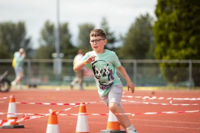 A participant runs through an Orienteering maze